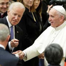 El entonces vicepresidente de EEUU Joe Biden saluda al Papa Francisco en una visita al Vaticano en abril de 206. REUTERS