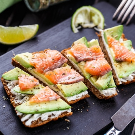 Tosta de aguacate y salmón