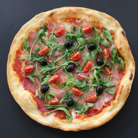 Receta de pizza casera con rúcula y tomate