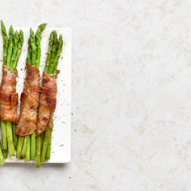  Espárragos envueltos en beicon.