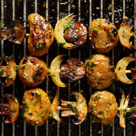 Brocheta de champiñones con balsámico.