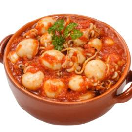 Chipirones con salsa de tomate.