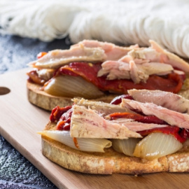  Tostada de atún y pimiento rojo con cebolla.