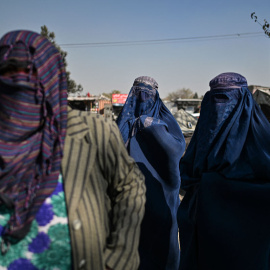  Las mujeres afganas desplazadas aparecen en el campo de refugiados de Saray Shamali en Kabul el 2 de noviembre de 2021.- Héctor RETAMAL/AFP