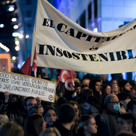  Manifestantes sostienen una pancarta que dice 'el capitalismo es insostenible' durante una protesta contra el aumento de los precios de la electricidad, en Barcelona el 6 de noviembre de 2021.- AFP