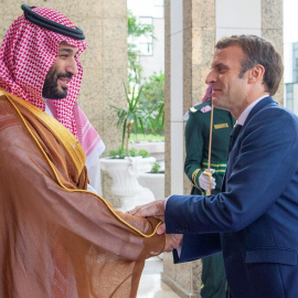  4 de diciembre de 2021, Arabia Saudí, Jeddah: el príncipe heredero saudí Mohammed bin Salman Al Saud (izq.) se despide del presidente francés Emmanuel Macron después de su reunión en el Palacio Real de Alsalam.- Europa Press / Agencia de P