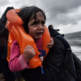  Los refugiados llegan a Lesbos después de cruzar desde Turquía, el 23 de octubre de 2015.- Aris Messinis / AFP / Getty Images