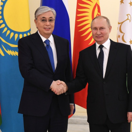 HANDOUT - 28 December 2021, Russia, Saint Petersburg: Kassym-Jomart Tokayev (L), President of Kazakhstan, shakes hands with Russian President Vladimir Putin prior to the start of a meeting between the leaders of the Commonwealth of Independ