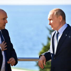  El presidente ruso, Vladimir Putin (derecha), habla con el primer ministro israelí, Naftali Bennett, durante su reunión en Sochi, el 22 de octubre de 2021.Yevgeny BIYATOV / Sputnik / AFP