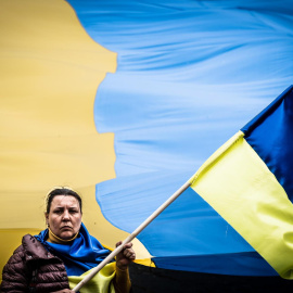  Una mujer con una bandera ucraniana durante la protesta contra la operación militar de Rusia en Ucrania, hoy domingo en Nápoles, Italia, 6 de marzo de 2022.- EFE