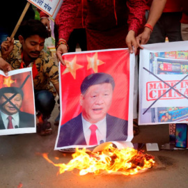  Manifestantes gritan consignas y queman retratos del presidente chino, Xi Jinping, en Bhopal (India), después de la muerte de militares indios en un choque fronterizo entre la India y China en el verano de 2020.- EFE