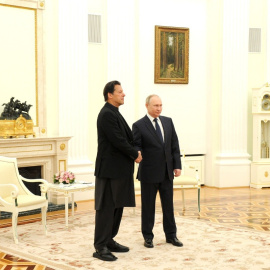  24 de febrero de 2022, Vladimir Putin recibe al primer ministro pakistaní Imran Khan.- Kremlin / dpa