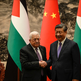 El presidente de China, Xi Jinping, y el presidente palestino, Mahmud Abbas, asisten a una ceremonia de firma en el Gran Salón del Pueblo en Beijing, China, el 14 de junio de 2023. -JADE GAO/ REUTERS