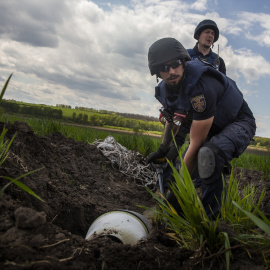  Retirada de fragmentos de una bomba de racimoDANIEL CARDE / ZUMA PRESS / CONTACTOPHOTO