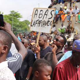  03 de agosto de 2023, Níger, Niamey: Un joven sostiene un cartel que dice 'A bas la France' (Abajo Francia) durante una protesta en apoyo de los golpistas en Niamey, la capital de Níger. Foto: Djibo Issifou/dpa