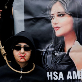 Una mujer participa en una protesta contra el régimen islámico de Irán tras la muerte de Mahsa Amini, en Estambul, Turquía, el 10 de diciembre de 2022. Dilara Senkaya / REUTERS