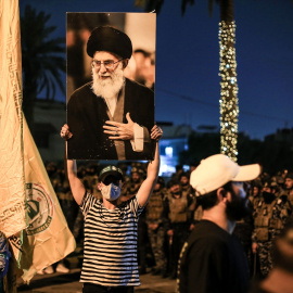  18 de octubre de 2023, Irak, Bagdad: Un manifestante sostiene un retrato del Líder Supremo de Irán Ali Jamenei durante una protesta para apoyar al pueblo palestino y protestar contra el apoyo de Estados Unidos a Israel cerca de la embajada