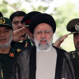 El presidente iraní, Ebrahim Raisi, durante el Día del Ejército rodeado de militares.- EFE/EPA/ABEDIN TAHERKENAREH