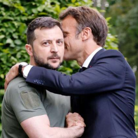 Macron y Zelensy en un abrazo durante una reunión conjunta.- POOL VIA REUTERS VIA REUTERS