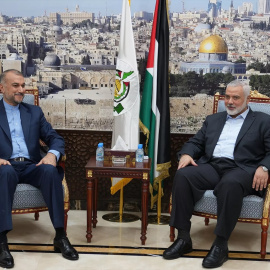 El ministro de exteriores de Irán Hossein Amir-Abdollahian (Izq) junto al difunto líder del brazo político de Hamás Ismael Haniyeh (dcha) en una foto de archivo de octubre de 2023.- Europa Press
