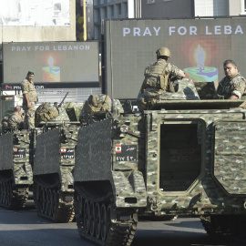 Varios vehículos militares desfilan por las calles de Beirut, Líbano.- EFE/EPA/WAEL HAMZEH