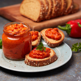 Ajvar o crema de pimientos rojos y berenjenas,