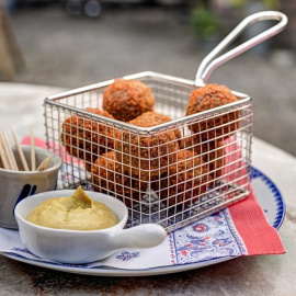 Bitterballen o croquetas holandesas. 