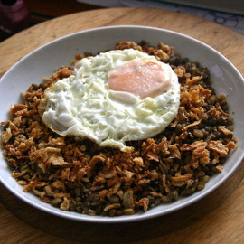 Mujaddara o lentejas árabes.