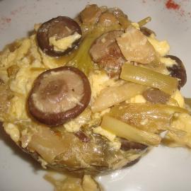 Revuelto de setas y ajos tiernos. 