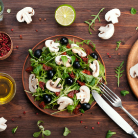 Ensalada de champiñones y tomates secos. 