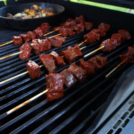  Anticuchos peruanos. Foto. Jimena Bernal / Wikimedia commons /CC BY-SA 4.0