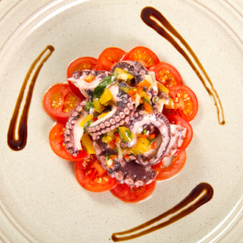 Ensalada de pulpo y mango. 