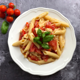 Ensalada de pasta caprese. 