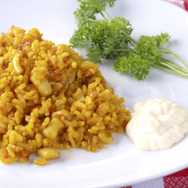 Arroz con azafrán y calamar. 