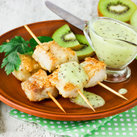Brochetas de pescado con vinagreta de kiwi.