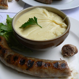 Aligot o puré con queso francés.
