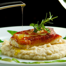 Bacalao gratinado con crema de cebolla y ajo. 