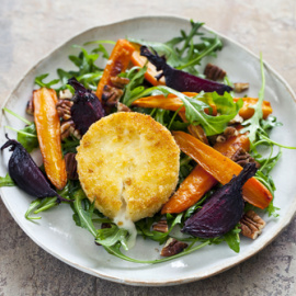 Ensalada templada de queso y remolacha y zanahorias asadas.