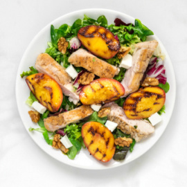 Ensalada de pollo y melocotón asado. 
