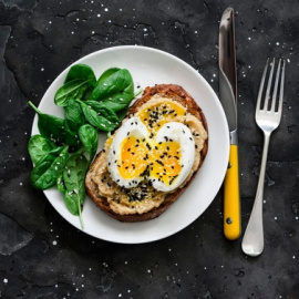 Tostada de hummus y huevo duro. 