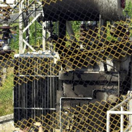 Vista de una zona de la subestación de Iberdrola en la localidad guipuzcoana de Urretxu tras la explosión de un artefacto, compuesto por una bombona de camping-gas y una garrafa con líquido inflamable.
