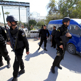Varios agentes de la Policía tunecina, vigilando el  Mueso Nacional del Bardo, de Túnez. REUTERS/Anis Mili
