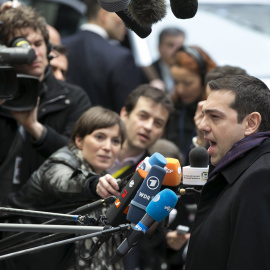 El primer ministro griego, Alexis Tsipras, realiza unas declaraciones a los periodistas a su llegada a la cumbre de la UE en Bruselas. REUTERS/Yves Herman