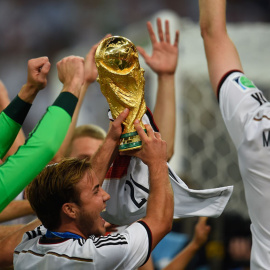 Götze, con la Copa del Mundo junto a los jugadores alemanes tras la final del Mundial de Brasil. AFP / ODD ANDERSEN
