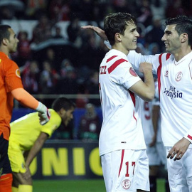 Denis Suárez y Reyes celebran el segundo gol al Villarreal. EFE/Paco Puentes