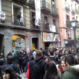 Centenares de personas acuden a apoyar al Patio Maravillas frente a la orden de desalojo n la Calle Pez del barrio de Malazaña./ B. GORDALIZA