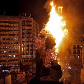 El león del Congreso de los Diputados, que coronaba la falla municipal, es pasto de las llamas en la noche donde son quemados los monumentos que han adornado las calles de Valencia durante los últimos días, poniendo fin a las Fallas de 2015