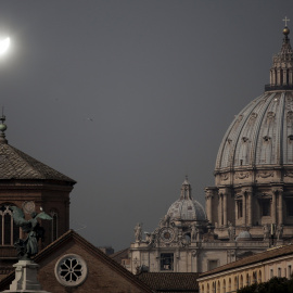 El eclipse parcial de sol sobre la cúpula de la Basílica de San Pedro, en el Vaticano. REUTERS/Yara Nardi