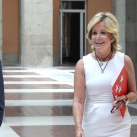 Isabel Gallego, a la derecha de Esperanza Aguirre. CM