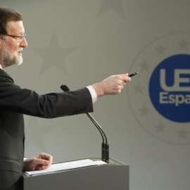 El presidente del Gobierno español, Mariano Rajoy, durante la conferencia de prensa que ha ofrecido hoy al término de Consejo Europeo.- EFE